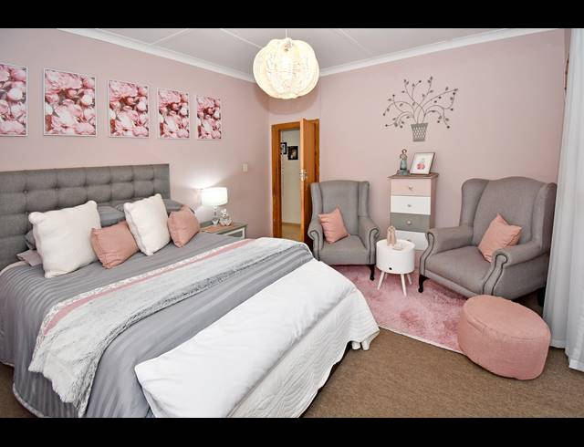 5 BEDROOM HOUSE FOR SALE IN CROSBY